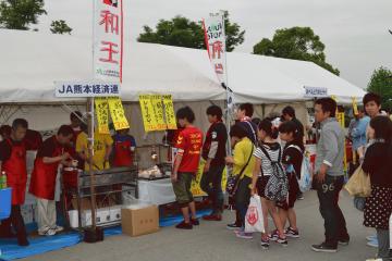 多くのサポーターらでにぎわった出展ブース (2).JPG