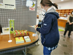 201216湧雅のここちティーバッグを手に取る学生.jpg