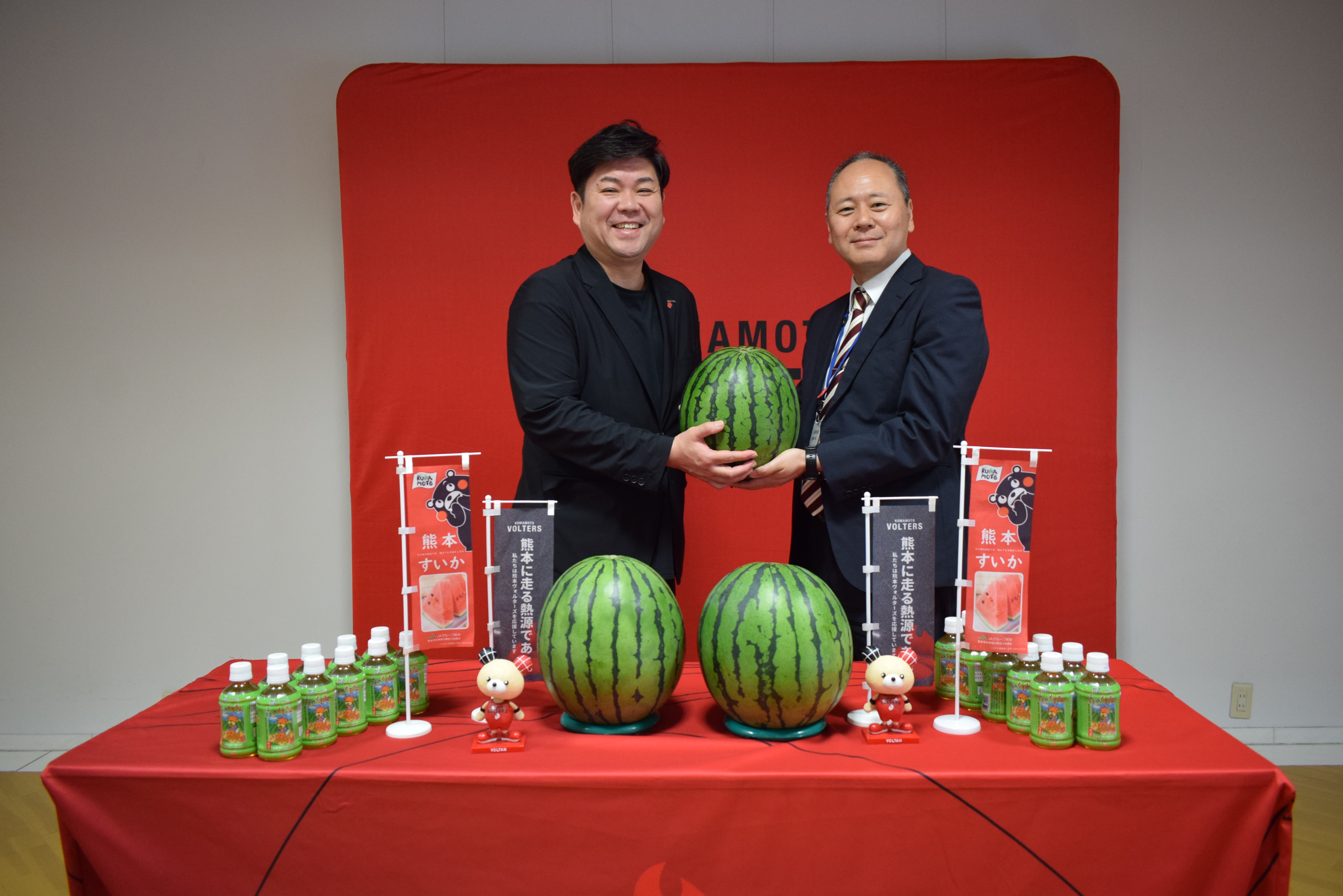 プレーオフ進出の熊本ヴォルターズを日本一のすいかで激励