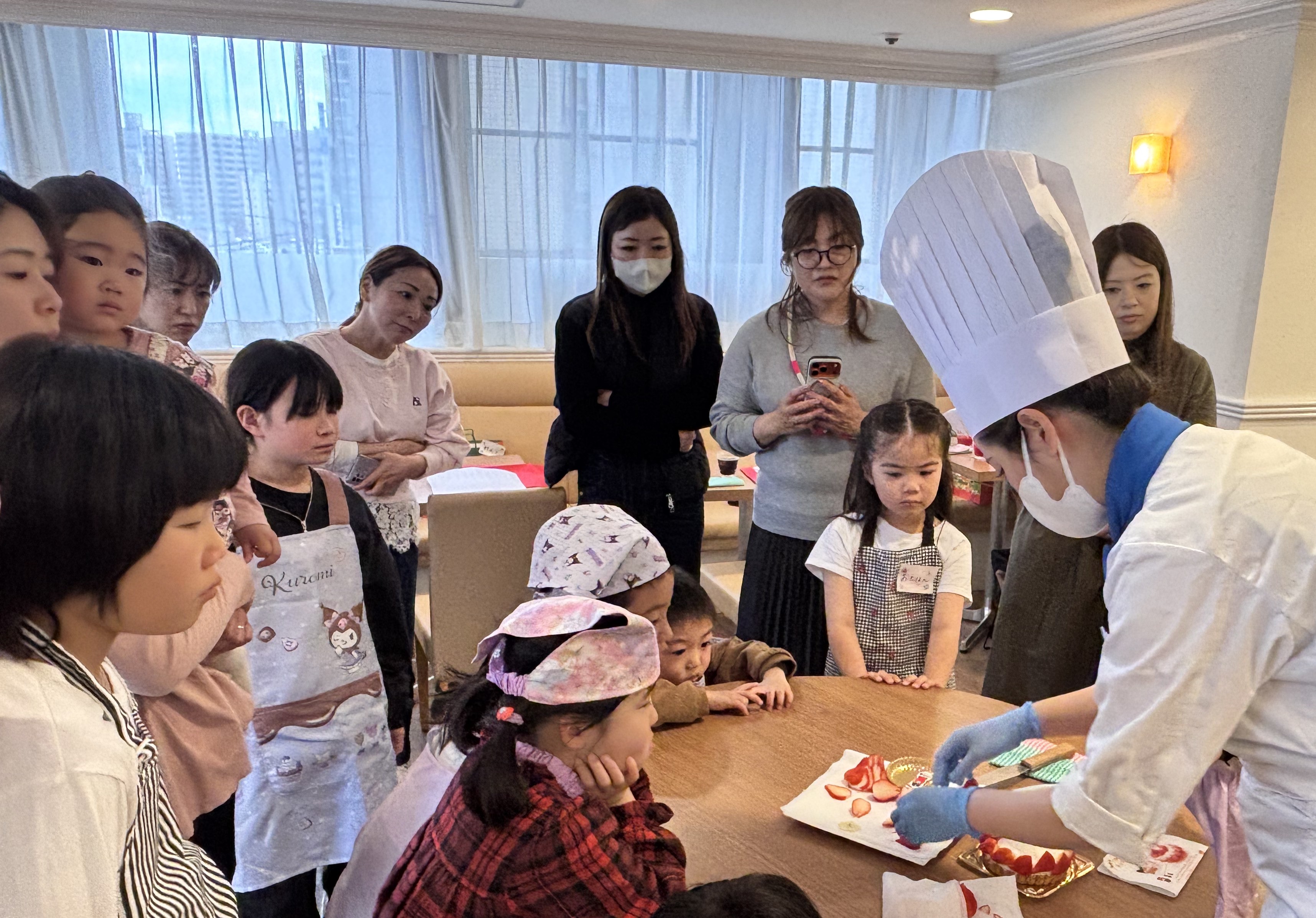 キッズパティシエ教室で熊本県オリジナルいちご「ゆうべに」をＰＲ