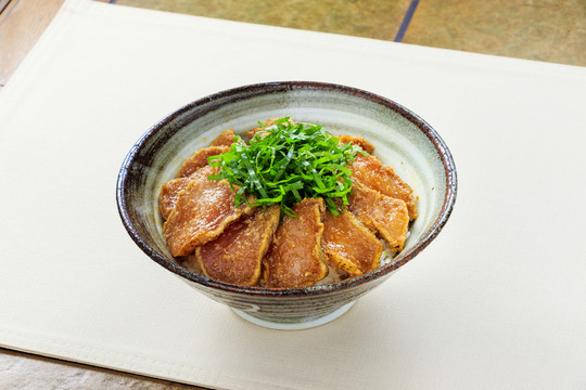 まぐろたたきのごま漬け丼