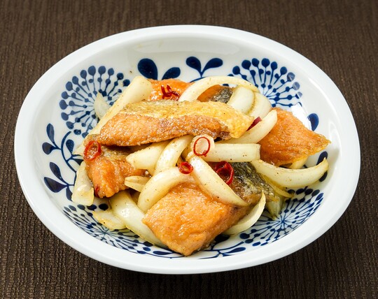 鮭と新玉ねぎの
南蛮漬け