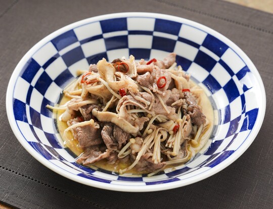 レンジで簡単！
牛肉ときのこのオイル蒸し