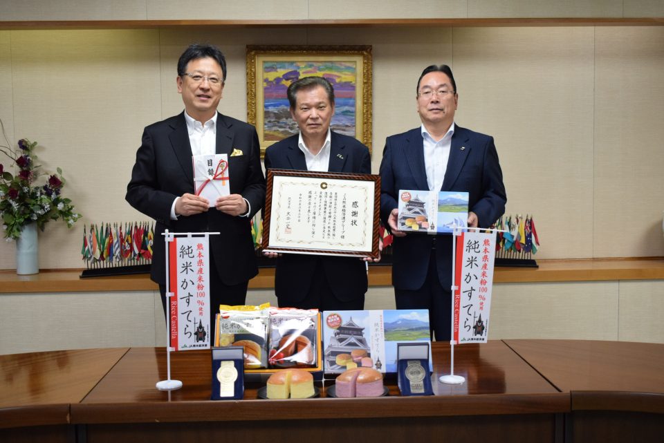 純米かすてら」売上金の一部を熊本城災害復旧支援金として熊本市に贈呈