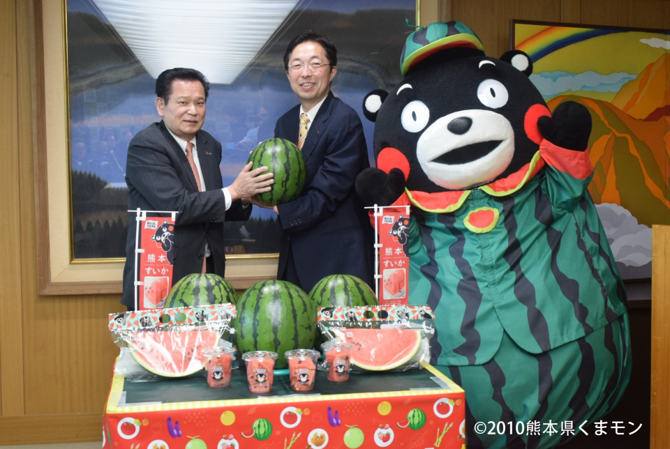 木村敬知事に出荷の最盛期を迎えた熊本県産大玉スイカを贈呈 - JA熊本